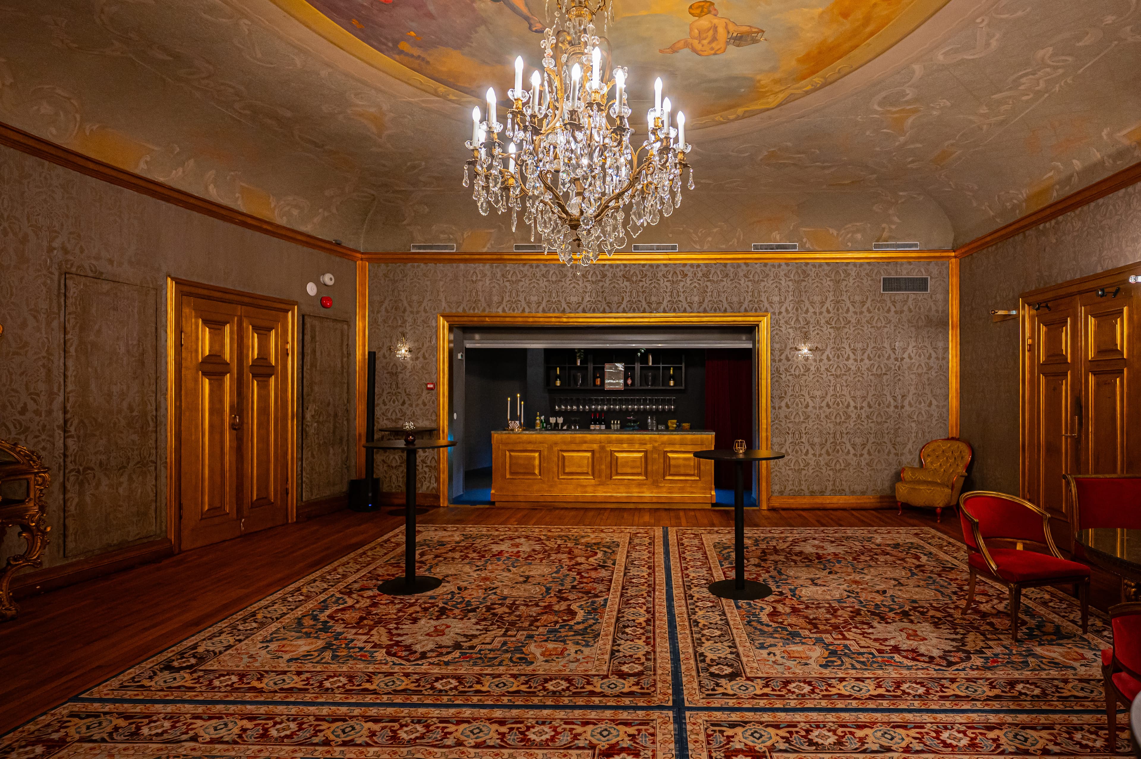 Guldfoajéns gyllene bar under takmålningar och kristallkrona