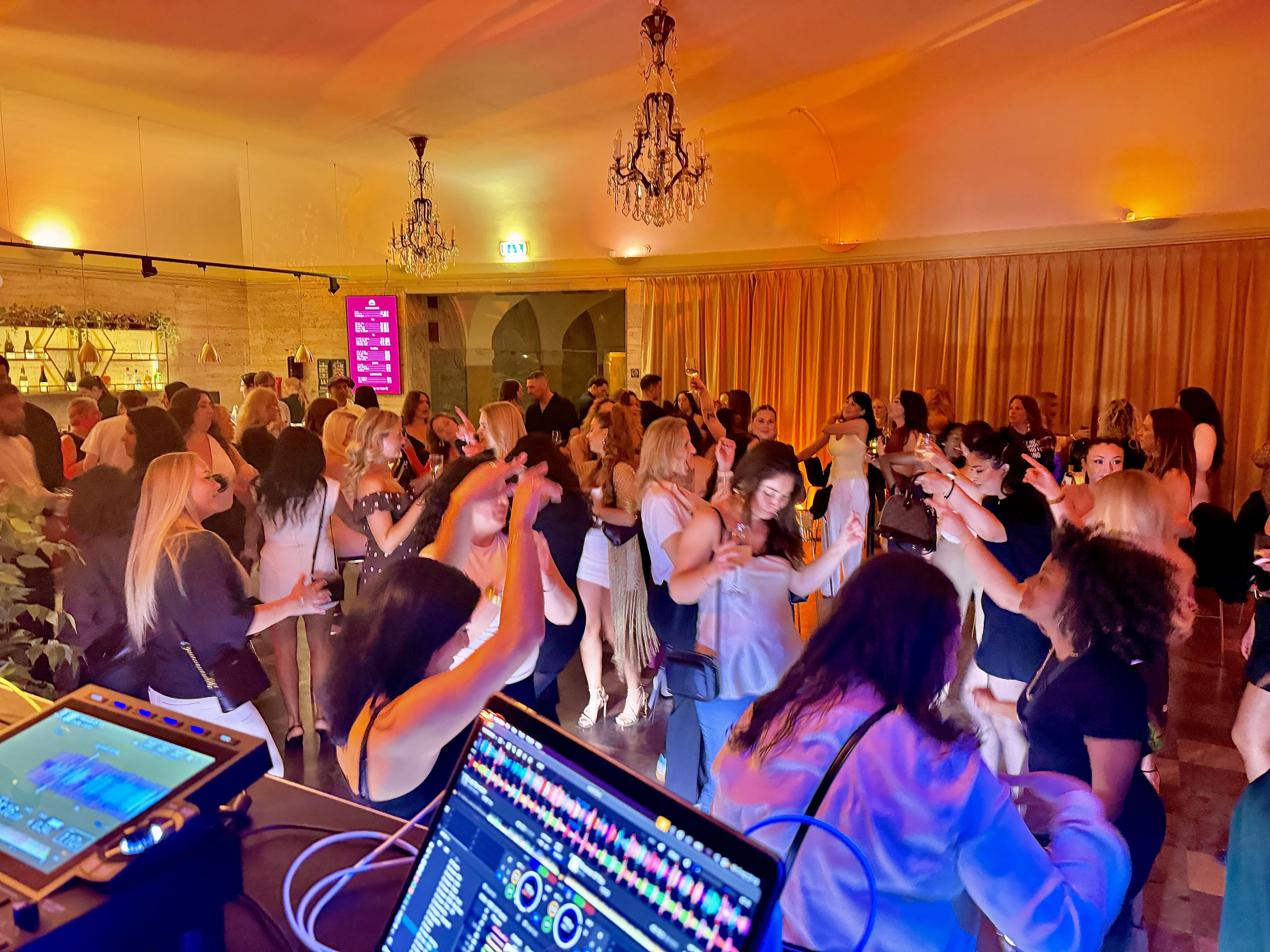 Fest i Marmorfoajén – DJ och fullt dansgolv under kristallkronorna