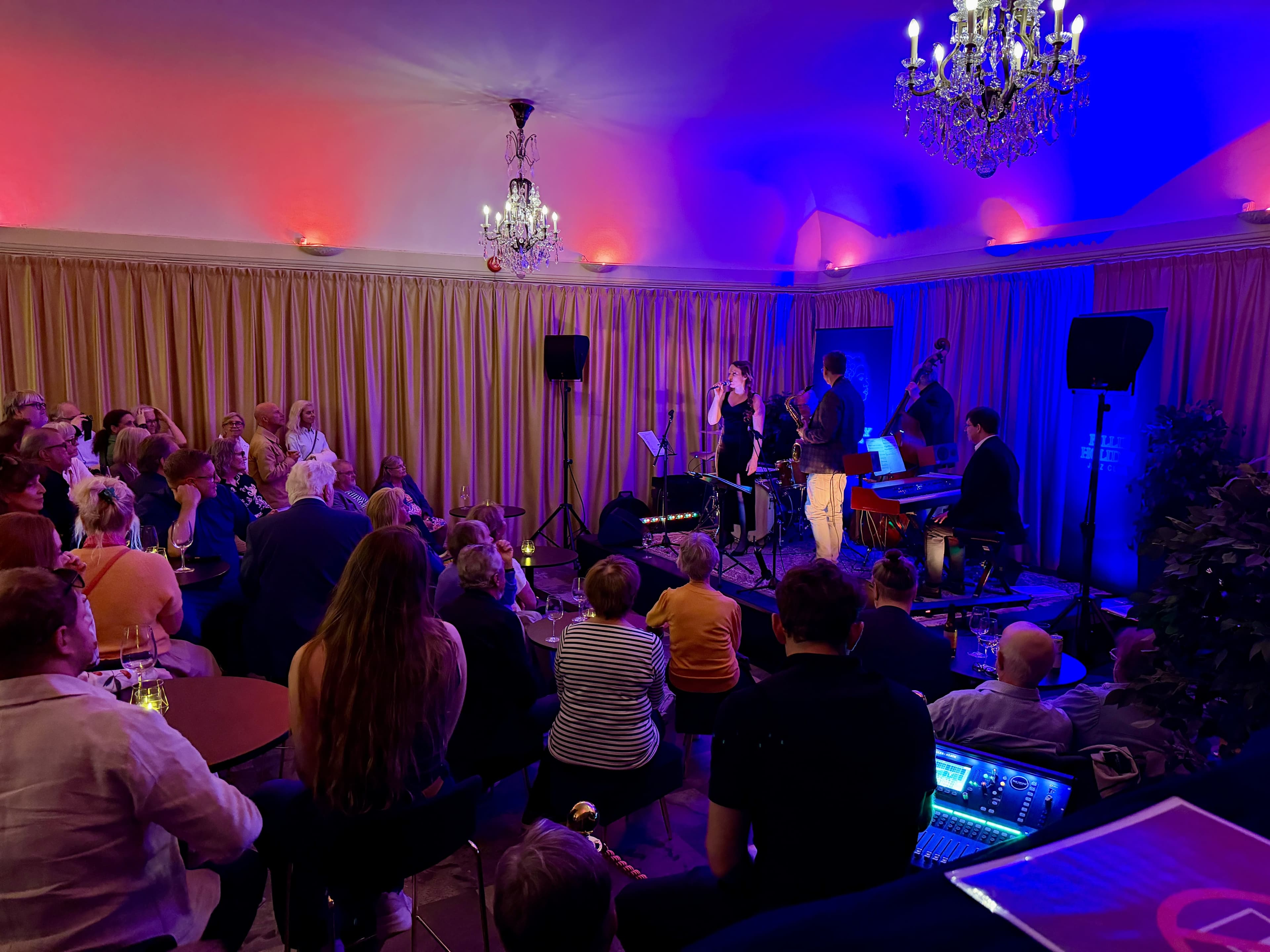 Intim jazzkonsert i Marmorfoajén med stämningsfull belysning