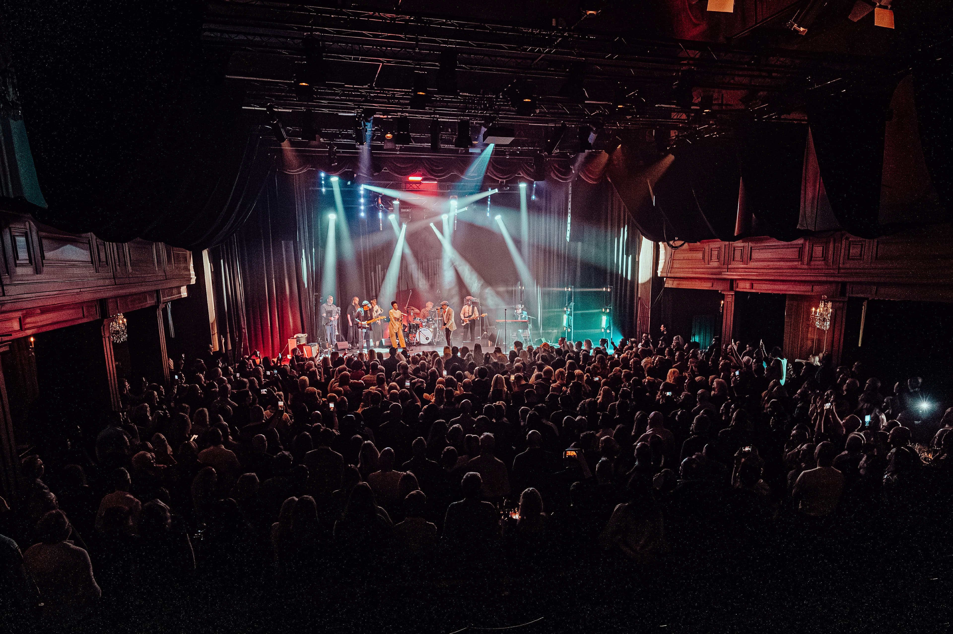 Konsert i Salongen – ljusshow över fullsatt stående publik
